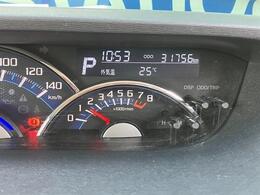 メーターパネル内になる液晶ディスプレイにはシフトレバー位置や走行距離、時間、外気温度などを表示！