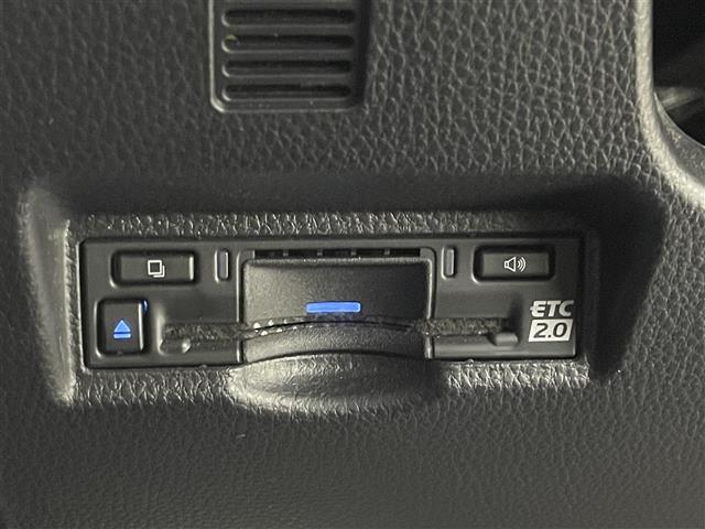 【ETC2.0（DSRC/ITSスポット）】ETCカードを挿入すれば料金所はノンストップで通過できます。ETC限定の割引や、高速道路の情報提供サービスを利用できます。