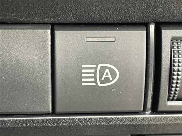 【アダプティブハイビームシステム（AHS）】先行車や対向車、街路灯などの明るさを判定し、常にハイビームの状態でも、照射される部分を自動制御で遮光してくれます！