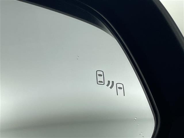 【ブラインドスポットモニター（BSM）】ドアミラーでは確認しにくい、後側方エリアに存在するクルマや、急接近してくるクルマを感知してお知らせすることで、不意の衝突を回避をサポートします！