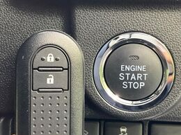【キーフリーシステム】カバンやポケットに入れたままでもドアの施錠・解錠が可能なスマートキーを装備。エンジンのオン・オフ時もカギを取り出す必要が無いからとっても便利です♪