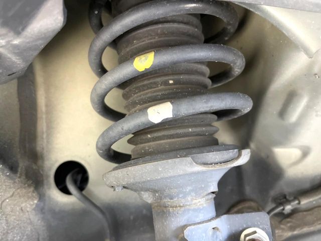 お車を安心してお乗りいただく為には、足回りの定期点検が欠かせません。サービスサポート（有償保証）では無料点検もご提供しており、安心のカーライフをお過ごしいただけるサポート体制が整っています。