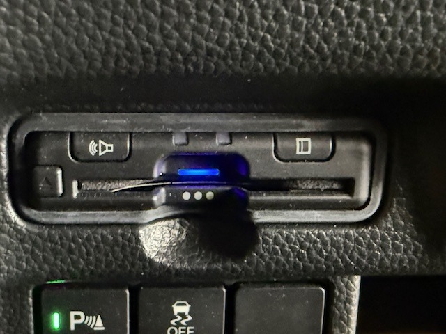 【ETC】便利なETC車載器も装備！高速道路の料金所もスムーズに通過できます。今や必須の装備ですね！お客様用にセットアップをしてのお渡しとなります！