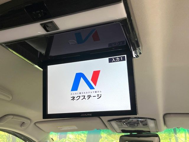 【10.2インチフリップダウンモニター】大画面モニターで後席でもエンタメをお楽しみいただけます。小さなお子様にも大人気の装備です♪