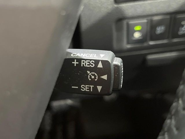 【クルーズコントロール】高速道路もラクラク走行。アクセルを離しても一定速度で走行ができ、長距離運転時の負担を軽減！加速・減速も簡単なスイッチ操作で調整できます。