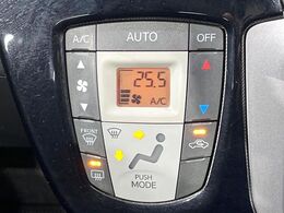 【オートエアコン】一度お好みの温度に設定すれば、車内の温度を検知し風量や温度を自動で調整。暑い…寒い…と何度もスイッチ操作をする必要はありません。快適な車内空間には必須の機能ですね♪
