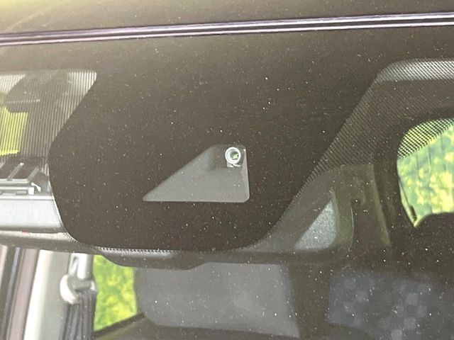 【エマージェンシーブレーキ】走行中に前方の車両等を認識し、衝突しそうな時は警報とブレーキで衝突回避と被害軽減をアシスト。より安全にドライブをお楽しみいただけます。