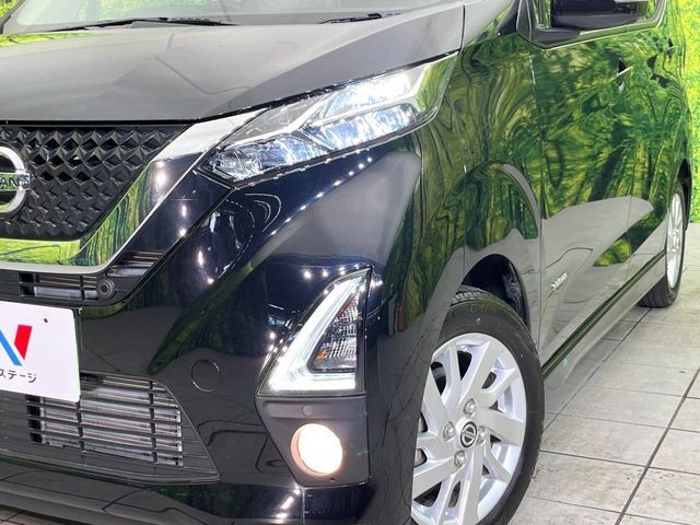 【LEDヘッドライト】悪天候や夜間走行時も良好な視界を確保し安心して運転できる高輝度LEDヘッドライトを装備！点灯速度が早く、消費電力も抑えられています。