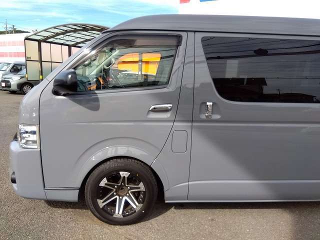 キャンピング仕様車・ベッドKIT・水道設備・冷蔵庫・網戸付ガラス・ヒッチメンバー・100V電源・SDナビ・フルセグ・DVD再生・音楽録音・バックカメラ・ETC・ミラー一体型ドラレコ・LEDヘッド・禁煙