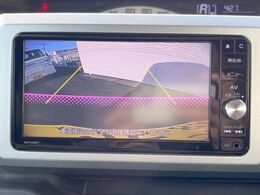 【バックカメラ】駐車時に後方がリアルタイム映像で確認できます。大型商業施設や立体駐車場での駐車時や、夜間のバック時に大活躍！運転スキルに関わらず、今や必須となった装備のひとつです！