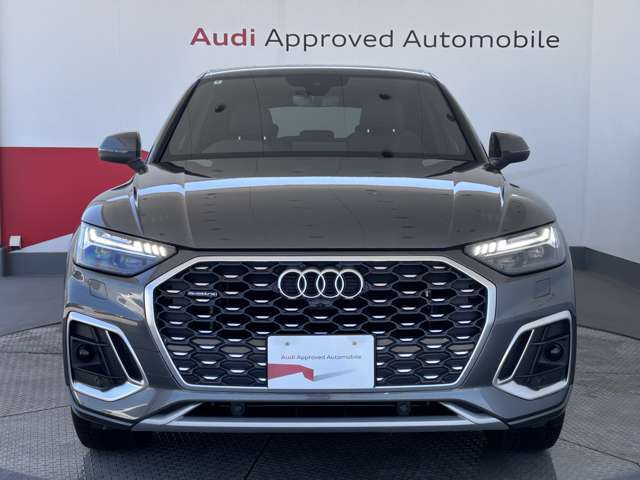 Audiの象徴であるシングルフレームグリルをよりワイドで低くシャープなデザインとすることでワイド＆ローのフォルムを協調しています。