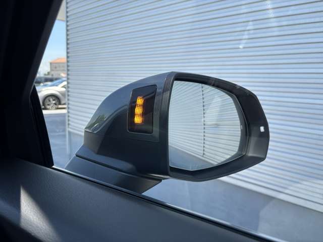 ●アウディサイドアシスト『後方の死角を並走する車両を検知しドアミラーの内側のLEDが点灯。ドライバーに注意を促し事故を未然に防ぐシステムです。』