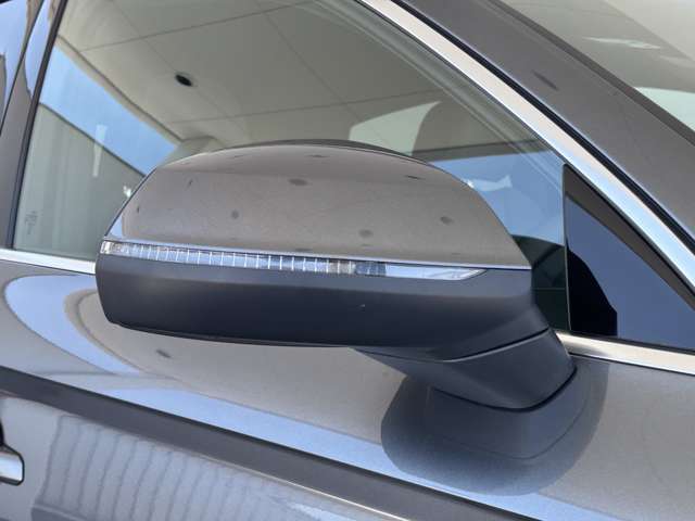 ●アウディサイドアシスト『後方の死角を並走する車両を検知しドアミラーの内側のLEDが点灯。ドライバーに注意を促し事故を未然に防ぐシステムです。』
