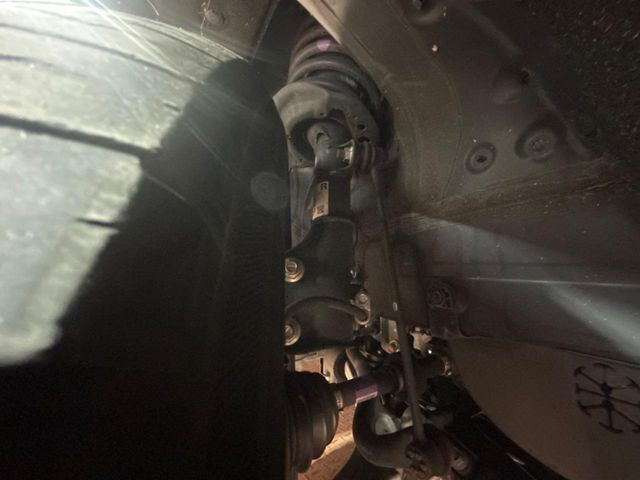 お車を安心してお乗りいただく為には、足回りの定期点検が欠かせません。サービスサポート（有償保証）では無料点検もご提供しており、安心のカーライフをお過ごしいただけるサポート体制が整っています。