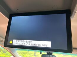 【フリップダウンモニター】大画面モニターで後席でもエンタメをお楽しみいただけます。小さなお子様にも大人気の装備です♪