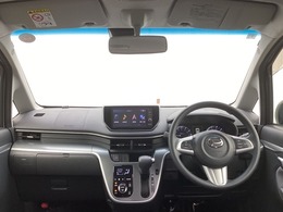 フロントガラスが大きく、ワイドな視界で運転もしやすくなるように設定されています。