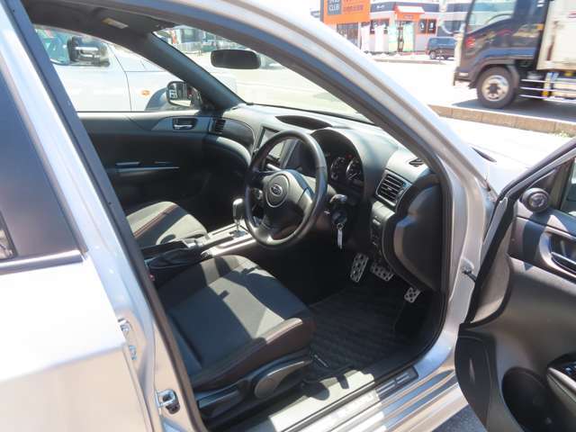 中古車でも気持ち良くお乗り頂けるように、仕上げ専門スタッフが外装ポリッシャー磨きと内装クリーニングを行いピカピカの状態で納車いたします！
