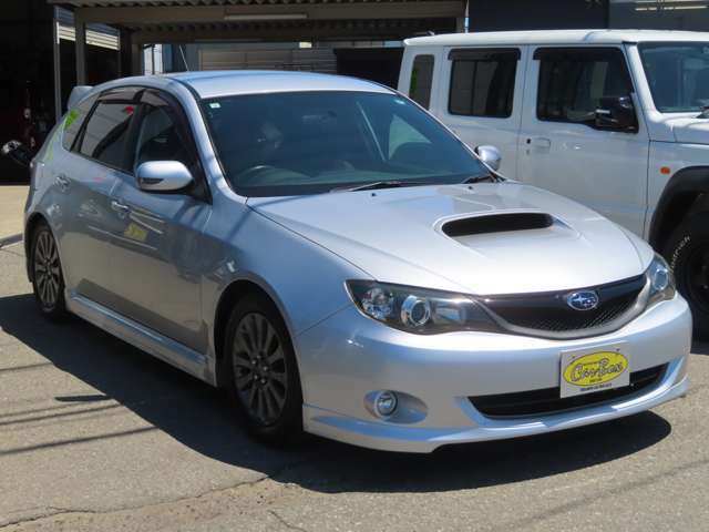 特別仕様車【Limited】！1.5i-Sをベースに、メッシュフロントグリル、大型ルーフスポイラー、ロー側HIDライト、17インチガンメタリックホイールを装備しています！！