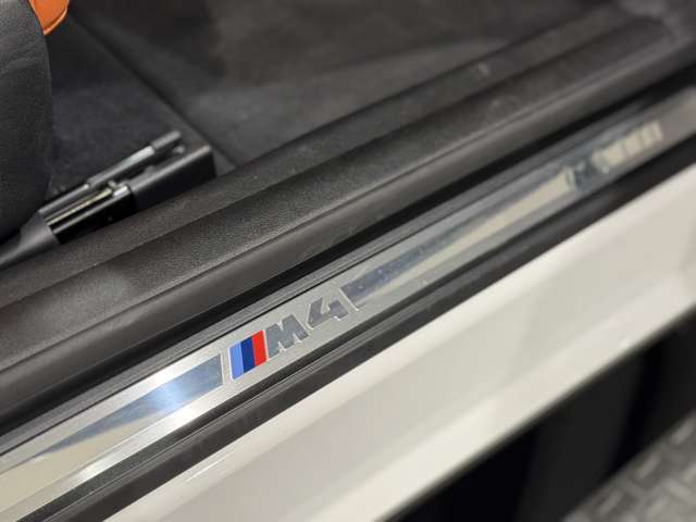 サービス工場は当営業所より徒歩約1分。BMWの厳しい試験を突破した　　マイスター　　が多数在籍しております。ご購入後の納車前整備をしっかりいたします。楽しいBMWライフをおすごしください。