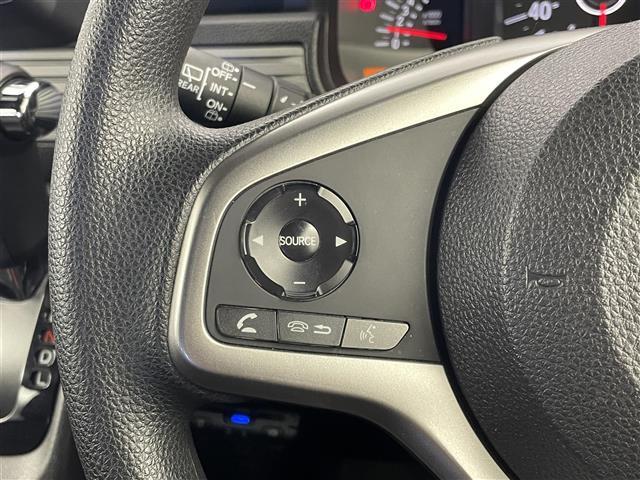 【ステアリングスイッチ】手元のボタンから、オーディオやナビなどの操作ができるので、よそ見をせずに安全に運転に集中できます！