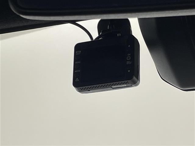 【ドライブレコーダー】映像・音声などの運転中の記録を残します。事故などを起こした起こされた時の証拠になりえますので、もしも時でも安心ですね。