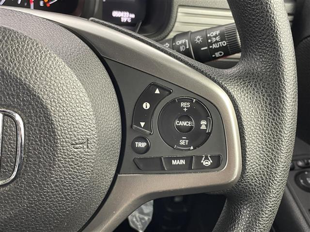 【クルーズコントロール】高速道路で便利なクルーズコントロールも装着済み。アクセルを離しても一定速度で走行ができる装備です。加速減速もスイッチ操作でOKです。