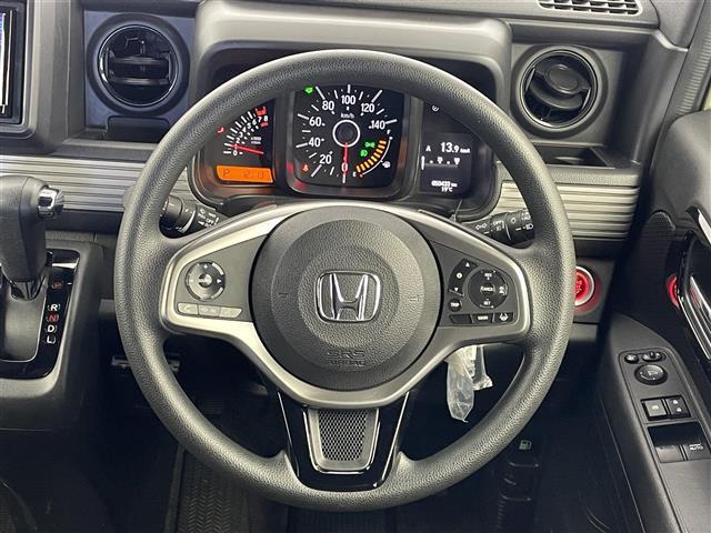 【ステアリング】軽い力で扱いやすいハンドルです。目立つ傷やスレなどなく綺麗な状態です！除菌プランいれていただくとさらに快適に！清潔なお車はお子様にも安心ですね！