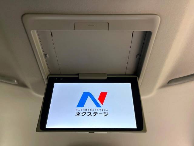 【12.8型フリップダウン】大画面モニターで後席でもエンタメをお楽しみいただけます。家族や友人とお出かけする機会が多い方に大人気です♪