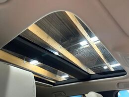 【パノラマルーフ】大型のガラスルーフ搭載で車内の解放感が一気にアップ！開放的なドライブをお楽しみいただけます。