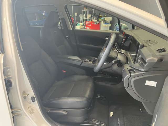 運転席、助手席です。座面も広くゆったりと座れてアームレストも付いているので重宝します。