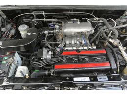 外装としては、助手席ドア側に塗装ヤレ傷・リアバンパー下部に小傷・ルーフがFRP系特有の経年劣化の歪み等・多少の黒色とデカールの劣化等ありますが大きな凹み等はなく年式などを考えたら悪くはないと思われます。