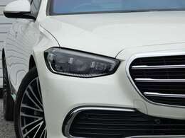 先代からデザインが一新されスタイリッシュに！路面に情報を投影する機能を持つ次世代ヘッドライトシステム『デジタルライト』！