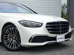 ダイヤモンドホワイトの外装色に足もとには19インチマルチツインスポークアルミホイールをセット！