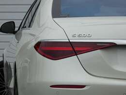 100万個以上のマイクロミラーで光を制御し、対向車や歩行者への眩惑を抑えつつ、運転支援情報やナビゲーション情報を路面に投影して、安全で快適なドライブをサポートします