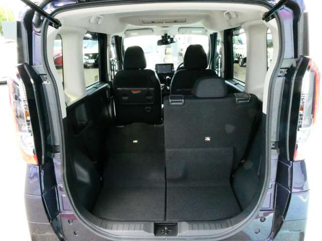 リアシートは5：5分割可倒式を採用しておりますので、乗車人数やお荷物の量に併せてアレンジが可能です♪