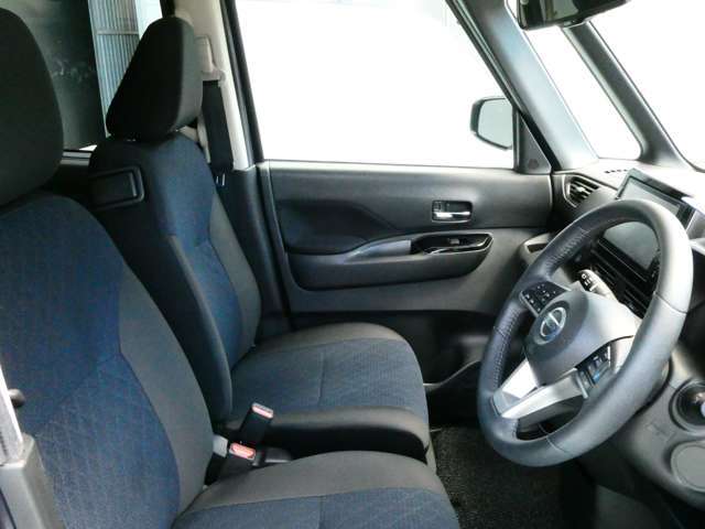 運転席も広々でゆったり気分で運転できます♪