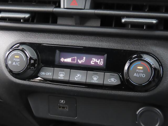 オートエアコン装備。温度設定ができて、室内快適ですよ。