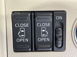 【両側パワースライドドア】スマートキーや運転席のスイッチで後席両側スライドドアの開閉が可能♪電動だから力を入れてドアを開ける必要が無く、小さなお子様でも簡単に開け閉めでき快適です♪