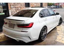 外装色はアルピンホワイトIIIです。