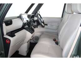 大きなベンチシートで足元もヒロビロ■大型シートで座り心地は快適♪中央には肘掛が付いてゆったりドライブ♪