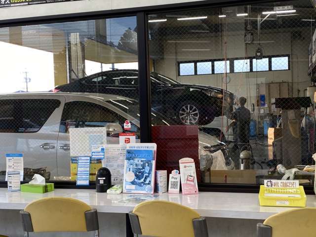 工場店舗ではみなさまのお車を丁寧に整備いたします。