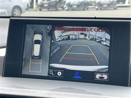 【パノラミックビューモニター】クルマを真上から見下ろした視点で駐車をサポートします！クルマの斜め後ろや真横など、いち早く障害物に気が付くことができます。