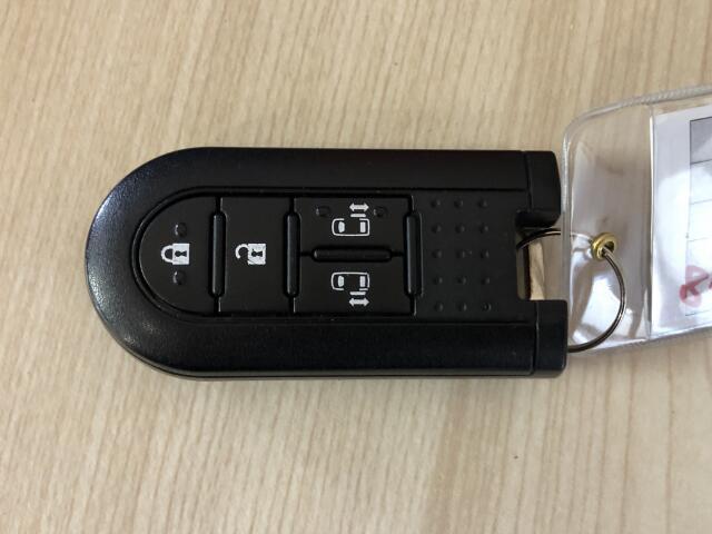 携帯するだけでドア等の施錠・開錠・エンジン始動が可能なスマートキーシステムを装備しております。便利尚のシステムは一度使うと手放せません。セキュリティ面でも安心です。