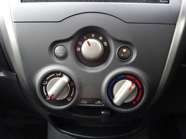 【マニュアルエアコン】ダイヤルを回して簡単に温度調整ができます。車内も快適ですね！