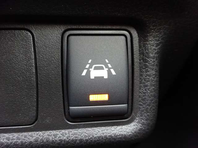 【車線逸脱警報】車線から外れると注意を促します。ドライバーが意図しないのに車線を逸脱した場合に、これを検知して警報で注意喚起する事で安全性を確保！