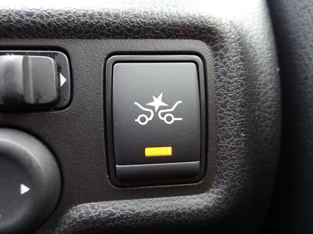 【エマージェンシーブレーキ】前方の車両や歩行者と衝突のおそれがあるとき、警報とブレーキにより、運転者の衝突回避操作を支援します。