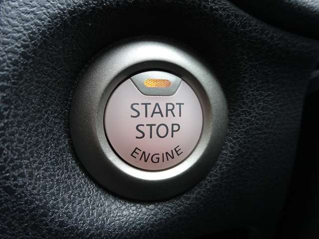 【プッシュスタート】キーが車内にあれば、エンジンの始動・停止はブレーキを踏んでスイッチを押すだけ！キーを取り出す手間を省き、ワンプッシュで操作するので簡単でスムーズ！