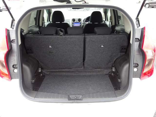 【ラゲッジスペース】しっかり容量が確保されていてます。バックドアも大開口で荷物の出し入れがしやすいです♪