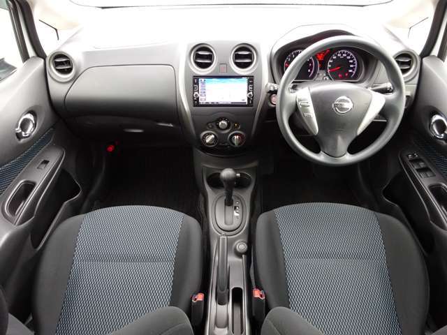 【エクステリア】視界が広いフロントガラスに、機能的なインパネはスイッチ類の操作性も良好です。シンプルで使い勝手の良い内装です（＾＾）