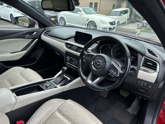 運転席はシンプルにしーとはゆったり電動シートの為微調整できるので快適です！
